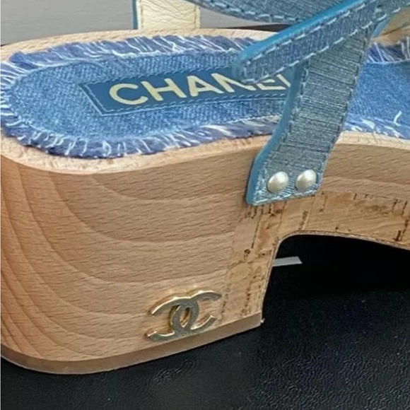 Chanel 18C Wood Platform Blue Fantasy Leather Pearl Studs Sandals EU40 9US New - Picture 6 of 12